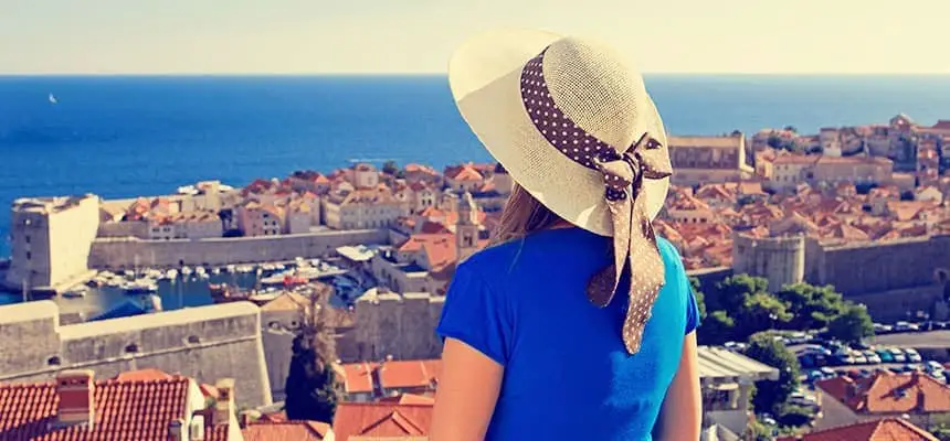 Nainen katselee Dubrovnikia